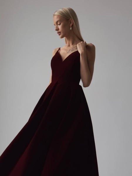Вечірня оксамитова сукня на бретельках бордового кольору 32950