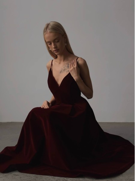 Вечірня оксамитова сукня на бретельках бордового кольору 32950