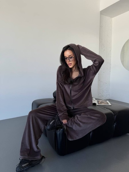 Велюровий жіночий костюм коричневого кольору 32989