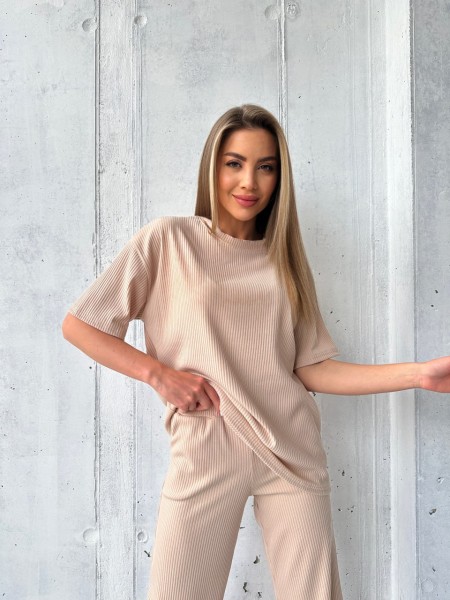 Жіночий прогулянковий костюм бежевого кольору 32999