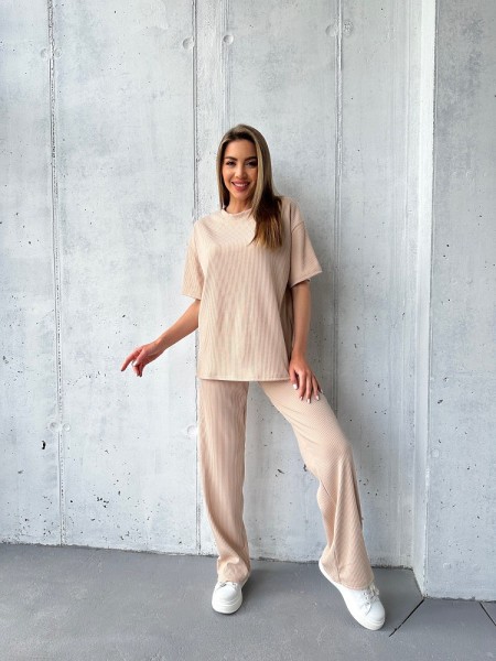 Жіночий прогулянковий костюм бежевого кольору 32999