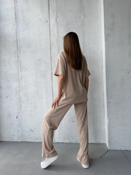 Жіночий прогулянковий костюм бежевого кольору 32999