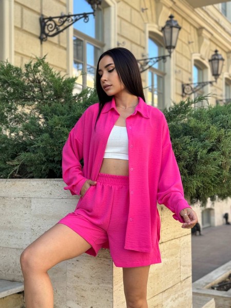 Жіночий прогулянковий костюм з шортами малинового кольору 33016