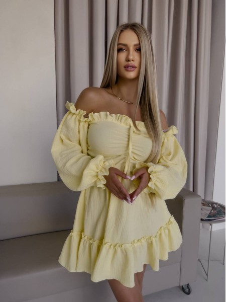 Муслинова сукня міні з рюшами жовтого кольору 33024