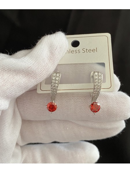 Сережки з червоним каменем срібного кольору 33036