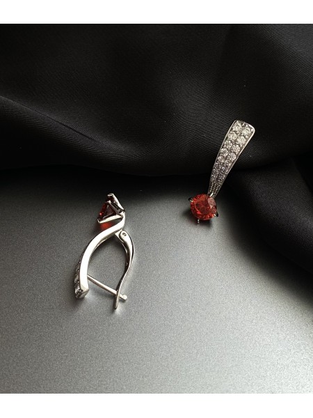 Сережки з червоним каменем срібного кольору 33036