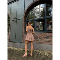 Летнее платье-комбинезон мини бежевого цвета 33065