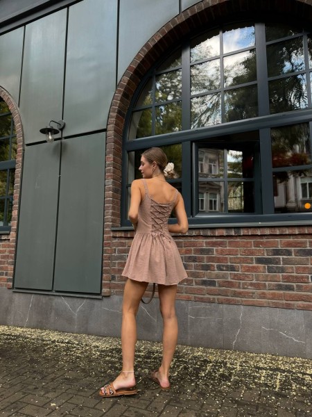 Літня сукня-комбінезон міні бежевого кольору 33065