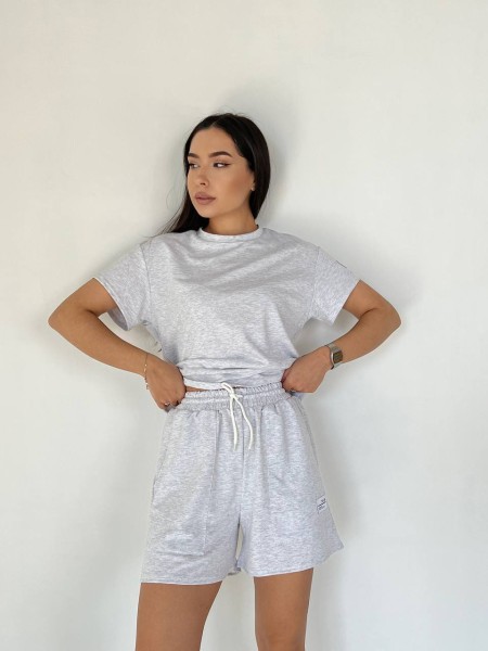 Жіночий літній костюм із шортами сірого кольору 33094