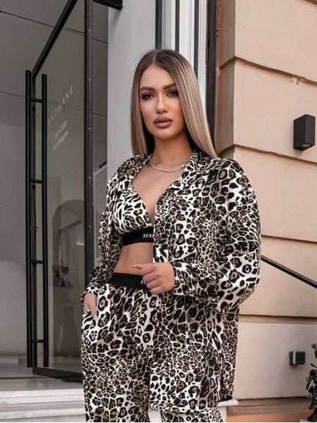 Жіночий брючний костюм трійка леопард коричневого кольору 33105