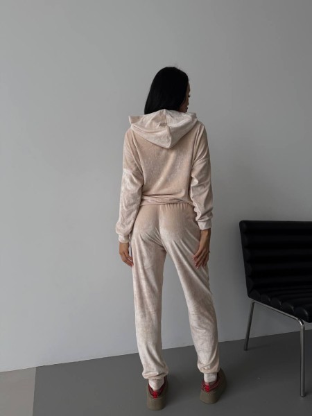 Жіночий легкий костюм бежевого кольору 33121