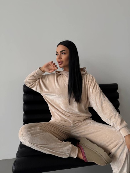 Жіночий легкий костюм бежевого кольору 33121