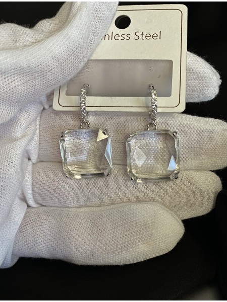 Сережки із прозорим каменем круглий замок срібного кольору 33126