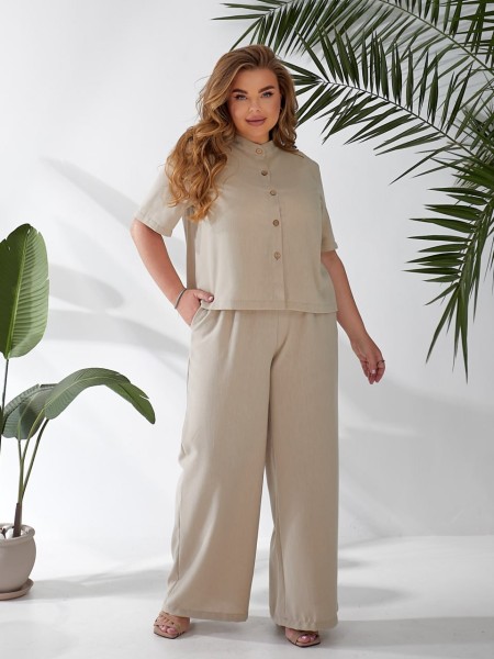 Жіночий легкий класичний костюм бежевого кольору 33134