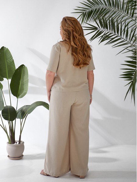 Жіночий легкий класичний костюм бежевого кольору 33134