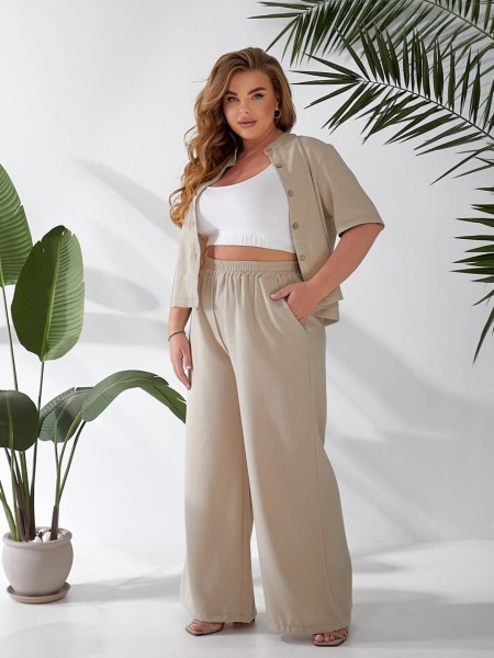 Жіночий легкий класичний костюм бежевого кольору 33134