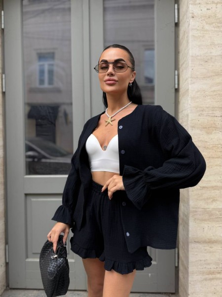 Жіночий мусліновий костюм із шортами чорного кольору 33153