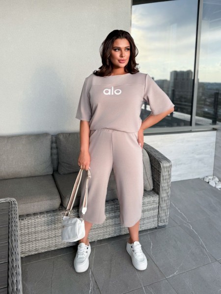 Легкий повсякденний костюм бежевого кольору 33182