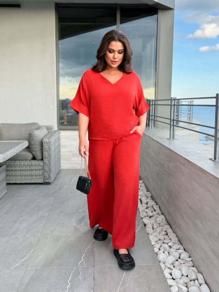 Легкий брючний костюм із крепу червоного кольору 33184
