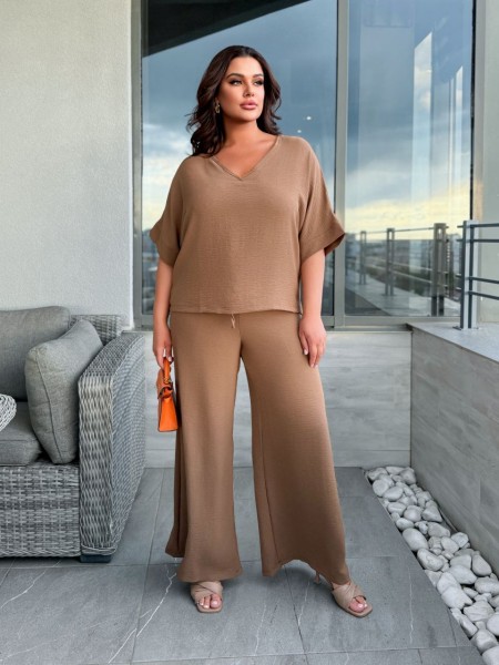 Легкий брючний костюм із крепу кавового кольору 33186