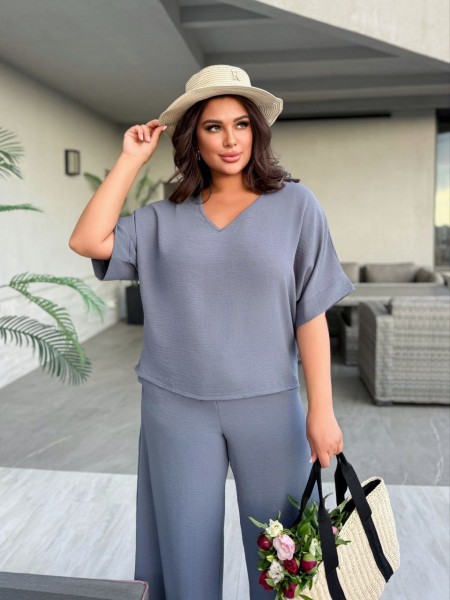 Легкий брючний костюм із крепу сiрого кольору 33187