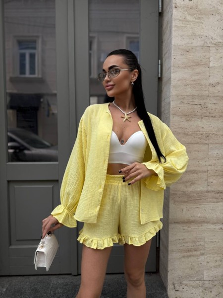 Жіночий мусліновий костюм із шортами жовтого кольору 33192