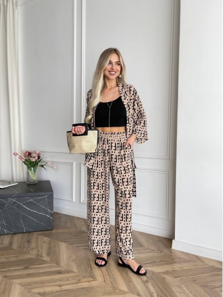 Жіночий легкий прогулянковий костюм бежевого кольору 33205