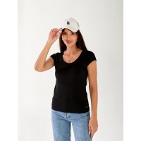 Жіноча футболка з великою горловиною чорного кольору 33236