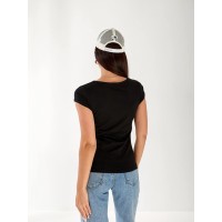 Жіноча футболка з великою горловиною чорного кольору 33236