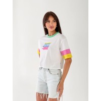 Яркая женская футболка с надписью белого цвета 33300