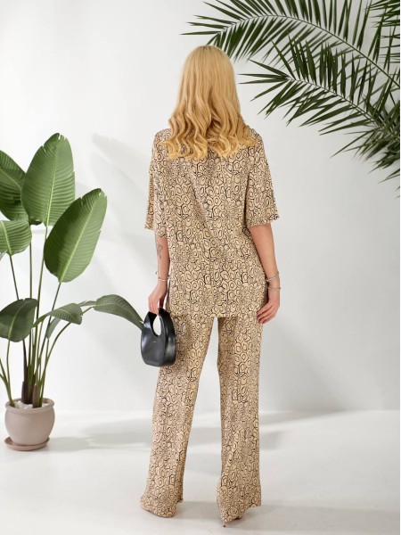 Жіночий легкий прогулянковий костюм бежевого кольору 33349