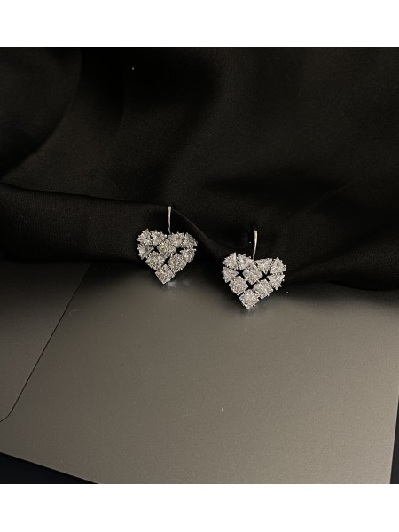 Сережки з камінцями срібного кольору англійський замок магніт 33352