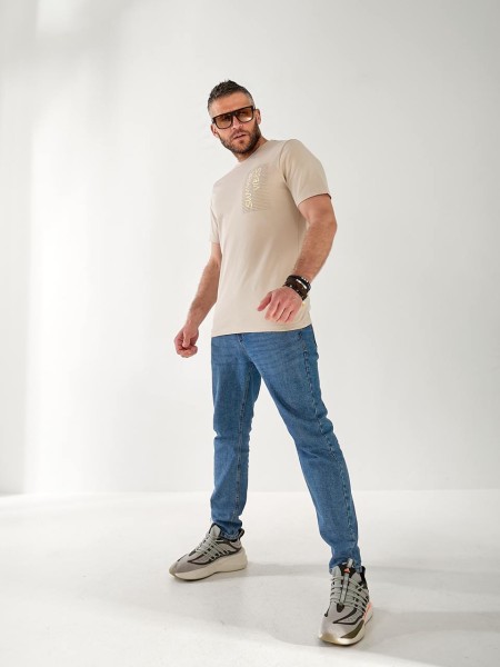 Чоловіча футболка з написом бежевого кольору 33359