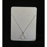 Підвіска біла Конюшина з ланцюжком срібного кольору 33459