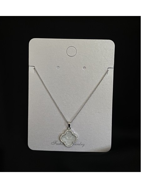 Підвіска біла Конюшина з ланцюжком срібного кольору 33459