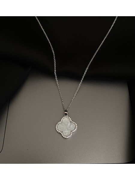 Підвіска біла Конюшина з ланцюжком срібного кольору 33459