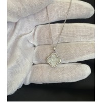 Підвіска біла Конюшина з ланцюжком срібного кольору 33459