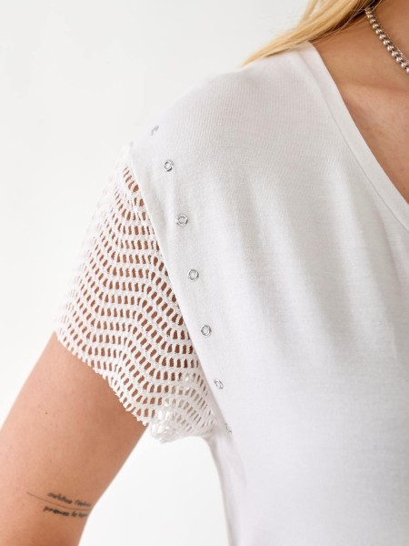 Жіноча футболка з сіткою на плечах білого кольору 33466