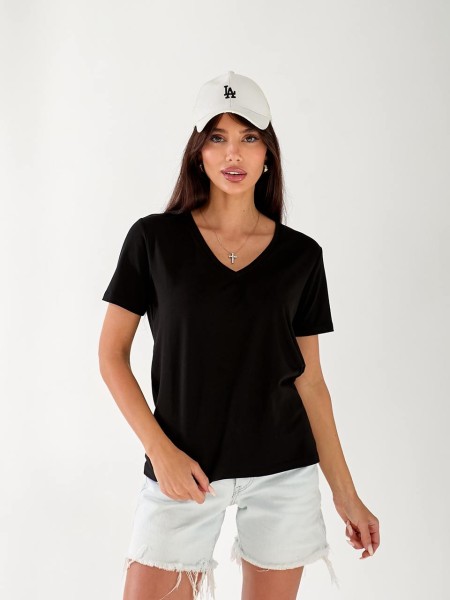 Жіноча футболка з вирізом чорного кольору 33485