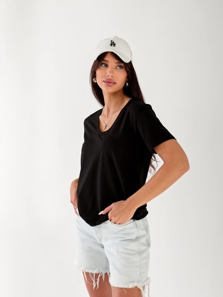 Жіноча футболка з вирізом чорного кольору 33485