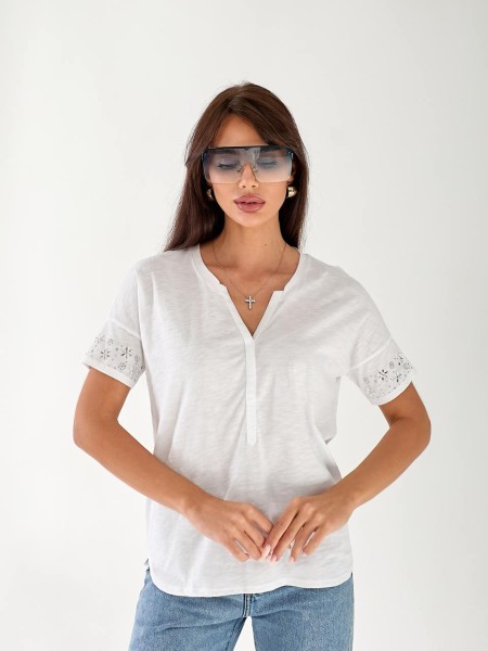 Жіноча бавовняна футболка з камінням на рукавах білого кольору 33506