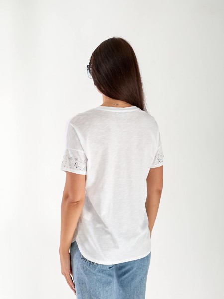 Жіноча бавовняна футболка з камінням на рукавах білого кольору 33506