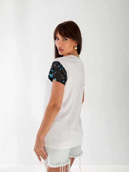Жіноча бавовняна футболка з паєтками на рукавах білого кольору 33507
