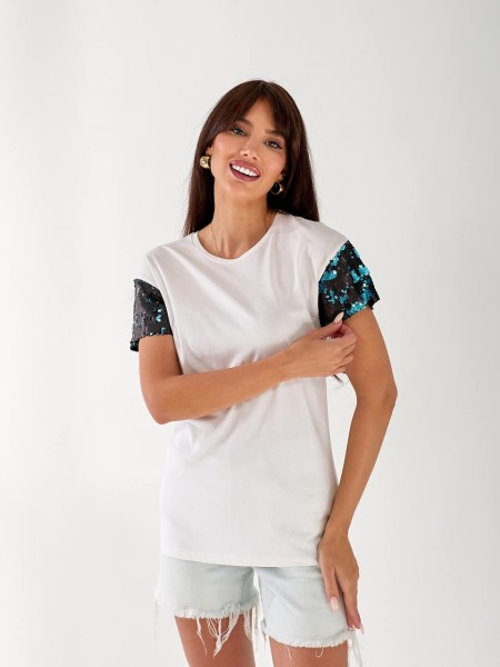 Жіноча бавовняна футболка з паєтками на рукавах білого кольору 33507