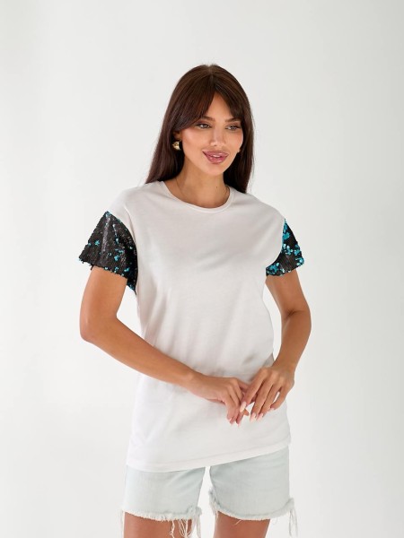 Жіноча бавовняна футболка з паєтками на рукавах білого кольору 33507