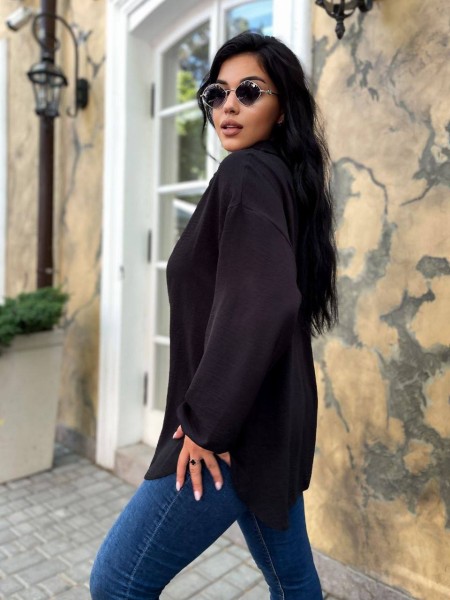 Жіноча сорочка з манжетами на резинці чорного кольору 33552