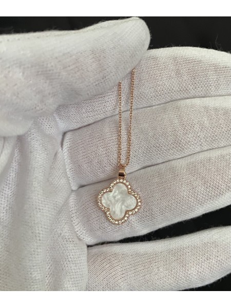 Підвіска біла Конюшина з ланцюжком золотого кольору 33556