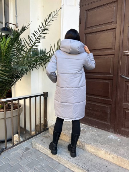 Жіноча стьобана зимова куртка сірого кольору 25538 N