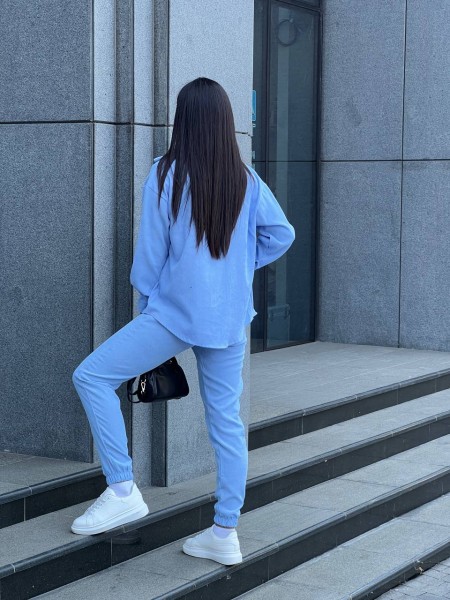 Жіночий костюм із мікровельвету на кнопках блакитного кольору 26049 Vo