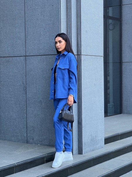 Жіночий костюм із мікровельвету на кнопках синього кольору 26050 Vo